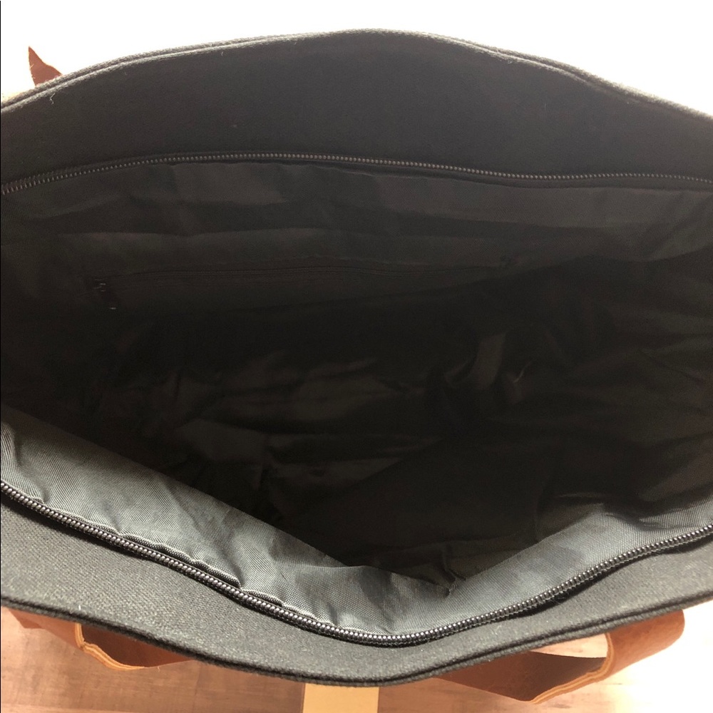 Last 1! Tropical Gold Palm Zip Closure Beach Bag! - Picture 7 of 11